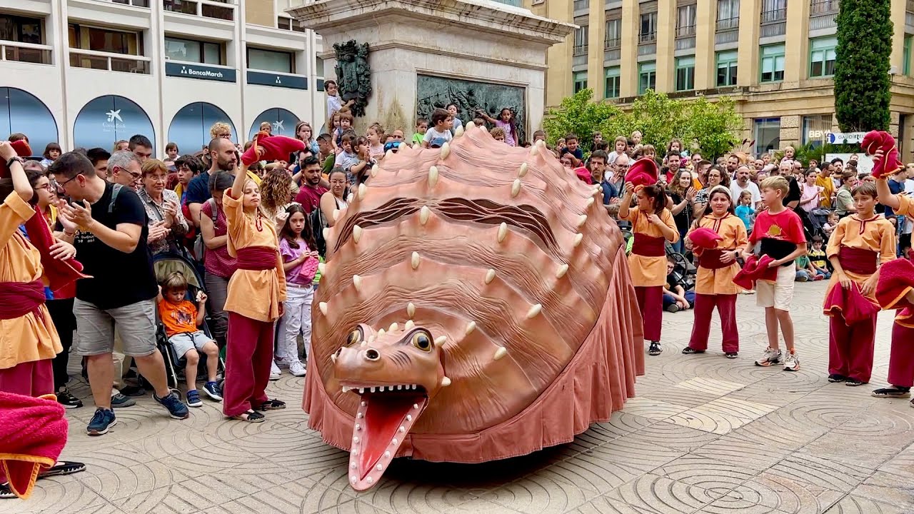 Celebració del 10è aniversari de la CUCAFERA de Reus, amb una cercavila pels carrers del centre
