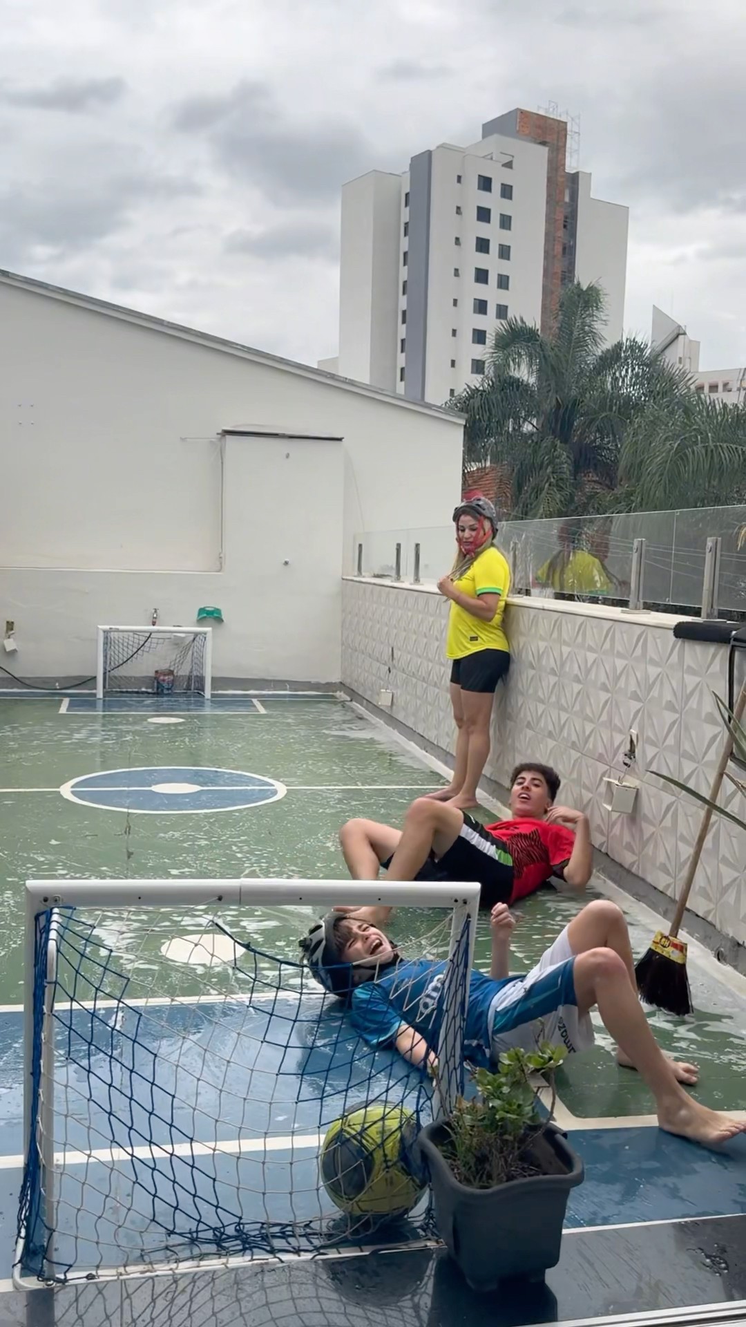 ELE BATEU NA TRAVE E MACHUCOU MUITO JOGANDO FUTEBOL! ?
