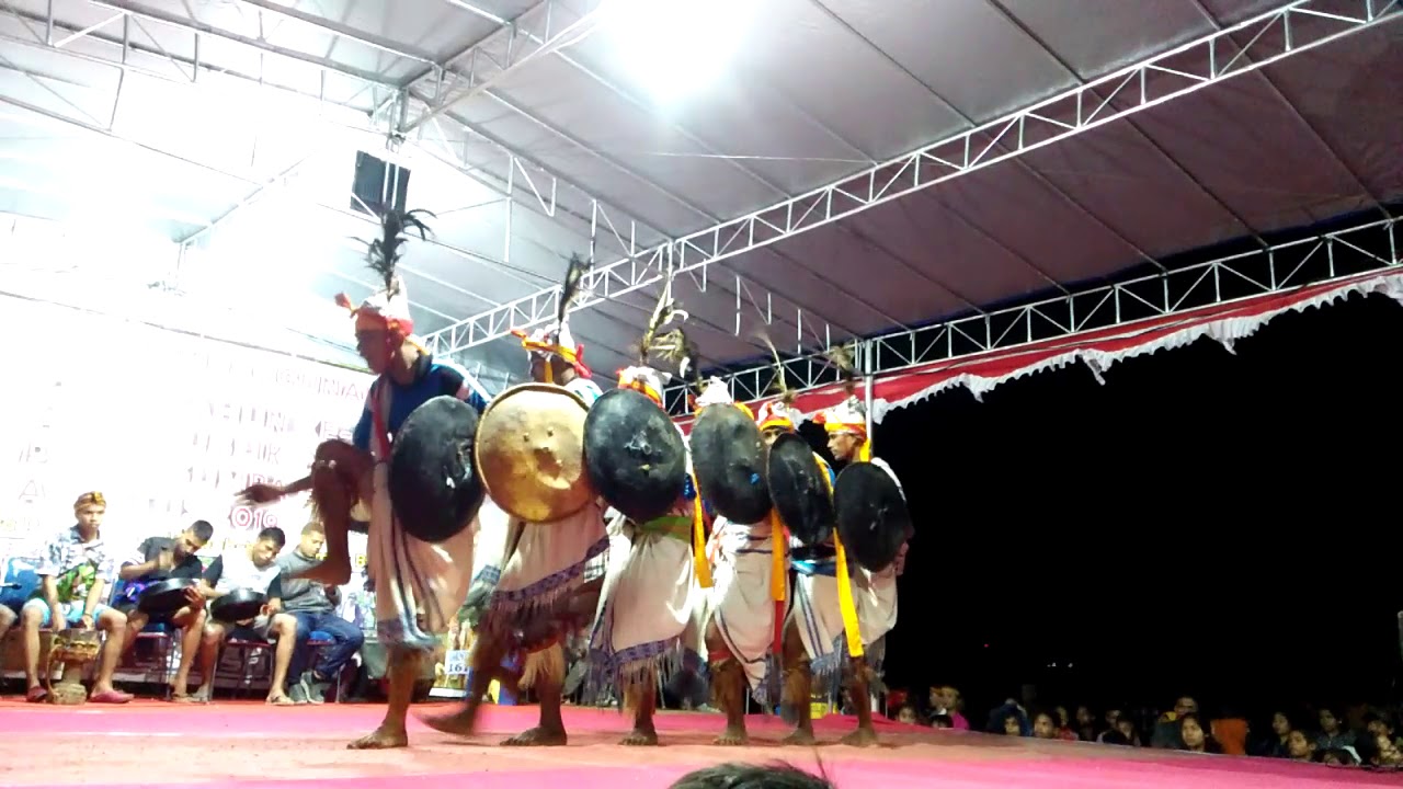 Tarian kataga wanukaka SMK N1 Waikabubak di Glora Padaeweta