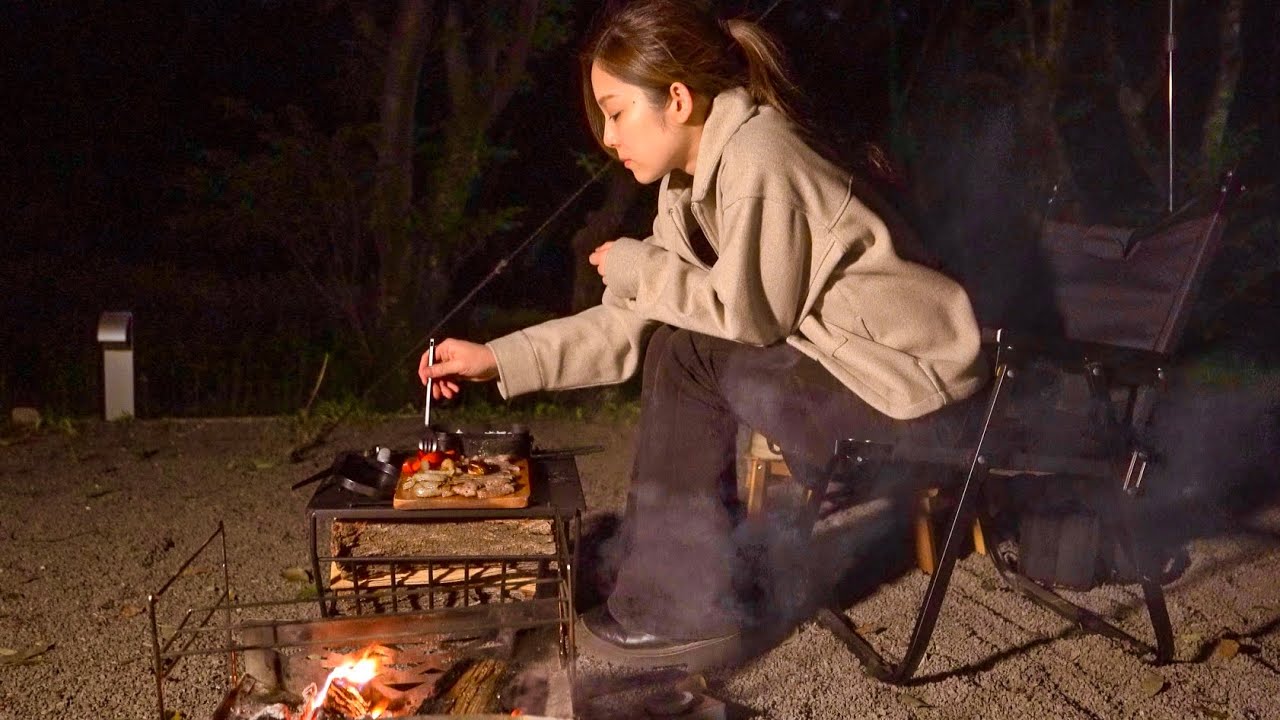 焚き火のそばでステーキと焼き野菜。｜ソロキャンプ ASMR