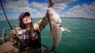 MUJERES  PESCANDO 2 TIBURONES!! (dos salidas diferentes editadas en una)