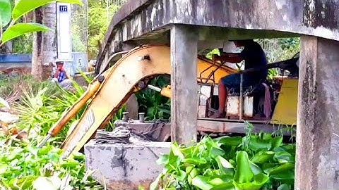 XE CUỐC MÚC ĐẤT GẶP PHẢI CẦU THẤP cần cẩu xáng cạp xáng dây xe xúc