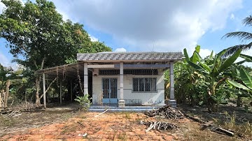 Ngôi nhà bỏ hoang trong nông thôn có vườn cây ăn trái 