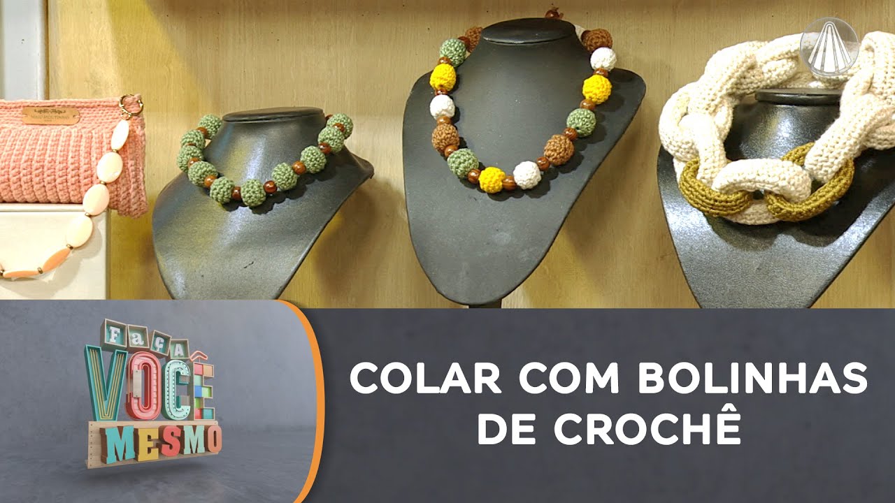 Colar com bolinhas de crochê para complementar seu look!