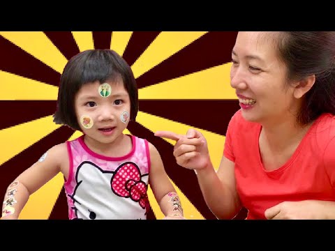 Dán hình lên người Vani, trứng bất ngờ và kẹo ngon, Sticker on Vani hand, surprise eggs and candy