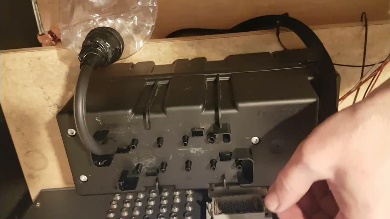 How to test a Mercedes R230 PSE Pump - YouTube