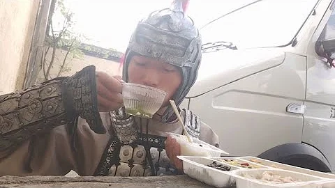 群眾演員開飯了，看看群演的盒飯，四菜一湯還不錯【橫漂外賣小哥】 - 天天要聞