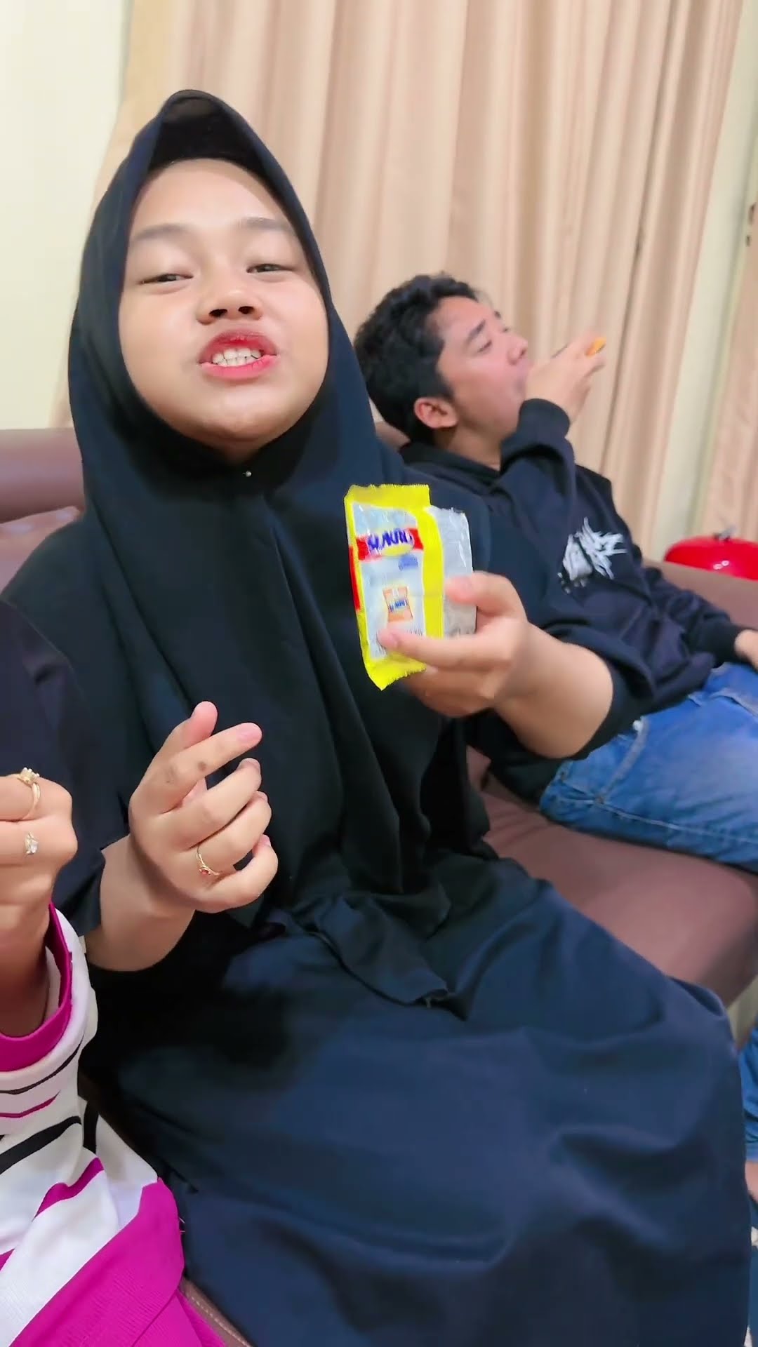 SEMUA LAGI ASIK JAJAN