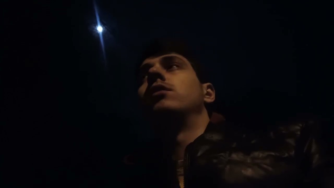 Почему мужчины упали нижу плинтуса ?