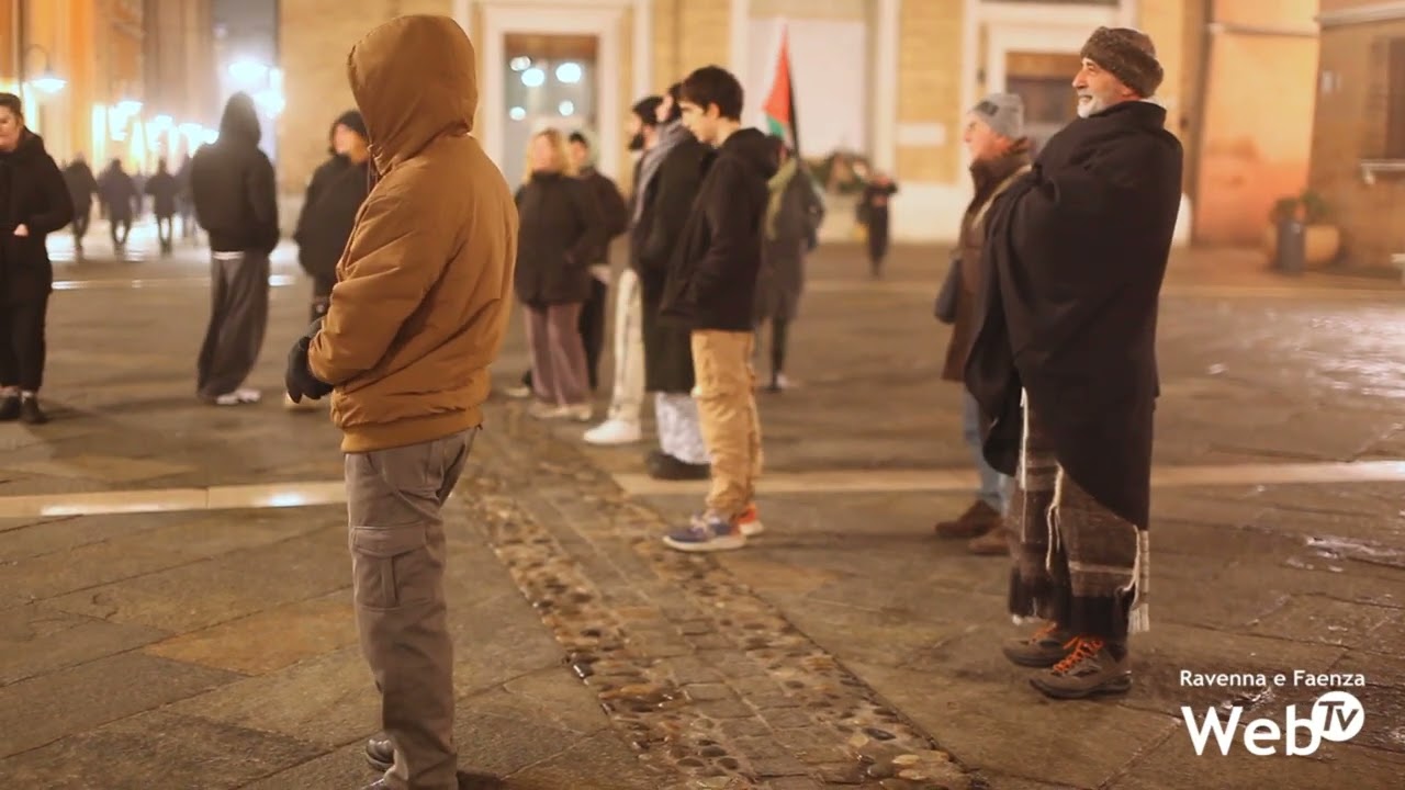 Presidio Slai Cobas sindacato di classe e dai proletari comunisti di Ravenna in piazza del Popolo