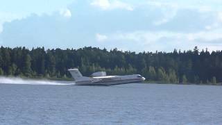 Самолет с Владимиром Путиным приводняется на озеро Селигер