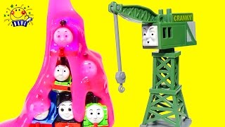 【トーマスのスライム遊び】Thomas & Friends アンパンマン★バイキンマンのいたずら！虹のレールウェイで事故が起きる★ねんどたまごに閉じ込められる！