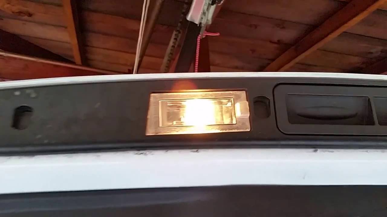 2015 grand cherokee license plate light