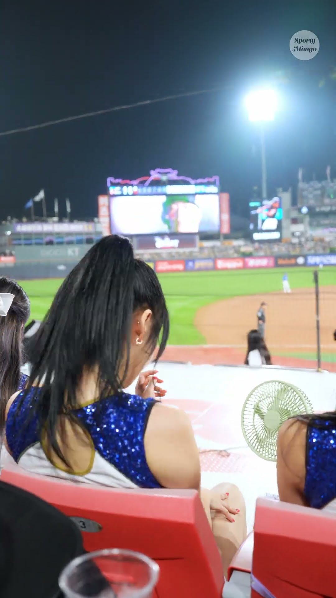 물병을 들었는데 아웃이 되서 그만 #최홍라 #삼성라이온즈 #치어리더
