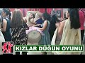 Düğünde bayanlar oynuyor