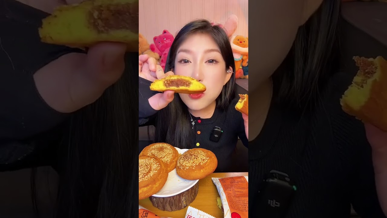 CHINESE MUKBANG SWEETFOOD,CAKE EATING SHOW EATING SPICY NOODLES xiaoxiao