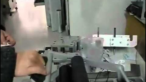 Semi-automatic round bottle labeling machine LBY半自动圆瓶贴标机.flv