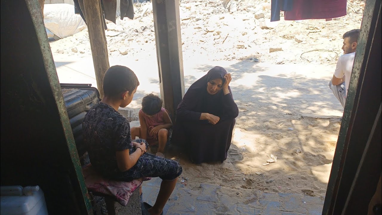 تصوير عائلة أبو وسام وهي  تنتظر الاب لجلب الطعام العائلة  بعد بحث يوم كامل عن الطحين العائلة في غزة 