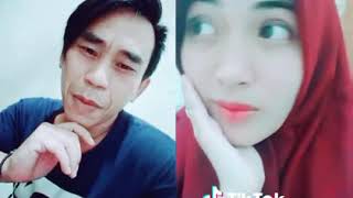 Gadis berkerudung merah