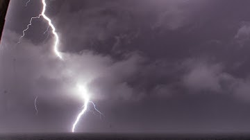 TOP 10 LIGHTNING ENCOUNTERS CAUGHT ON CAMERA