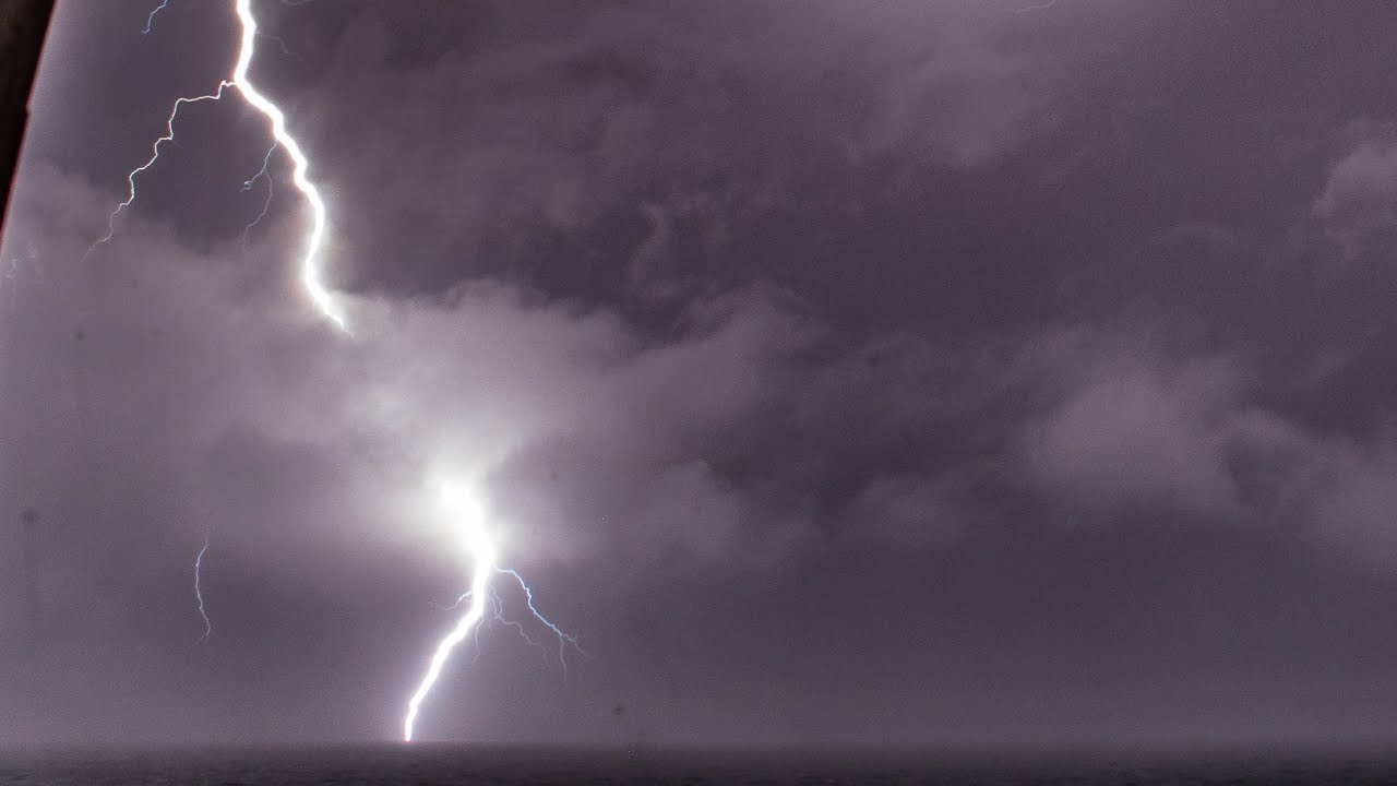 TOP 10 LIGHTNING ENCOUNTERS CAUGHT ON CAMERA