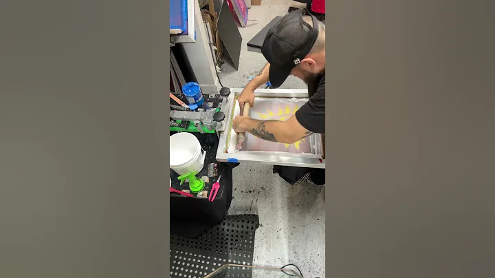 SCREENPRINTING our new tshirts #screenprinting #streetwear #diy