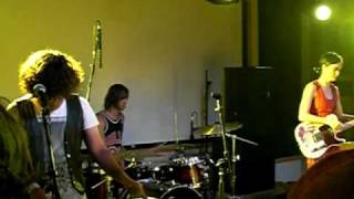 NEON INDIAN-LIVE TRACK RECORDING/DEADBEAT SUMMER (LIVE, MONOLITH FESTIVAL, 2009)