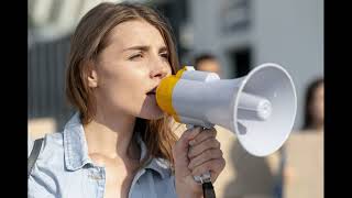 Девушка поет в мегафон на испанском в Мексике. Girl singing into a megaphone in Spanish in Mexico