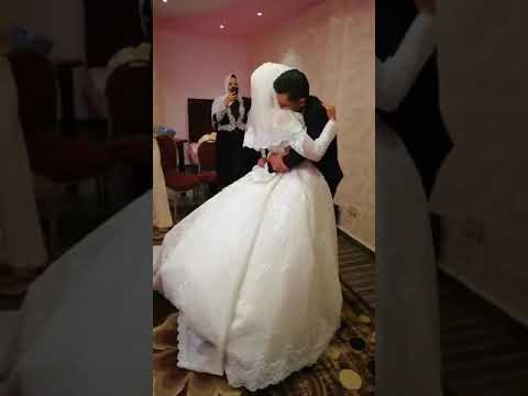 عريس يفاجئ بجمال عروستة عند إحضارها من الكوافير