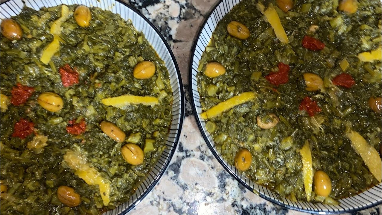 البقولة (( اوالخبيزة)) على الطريقة المغربية  الموسمية وقتها هو هادا غاية في اللذة وغنية بالحديد 