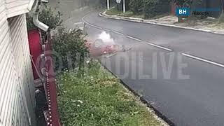 Во Владимирской области легковой автомобиль опрокинулся после наезда на забор