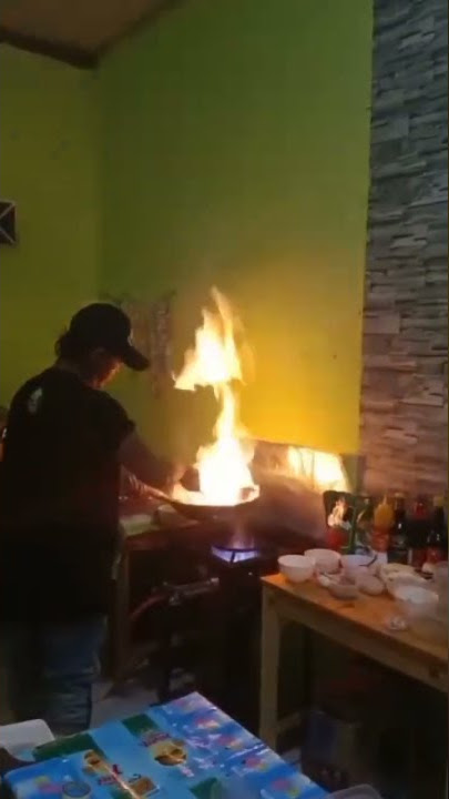 Melihat tukang masak bermain api di atas wajan.flambe