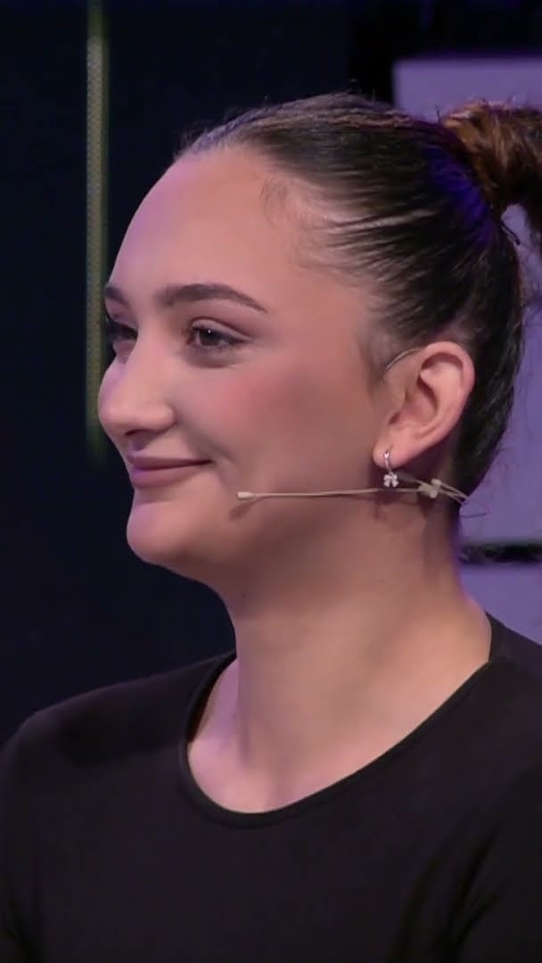 Më në fund Klea e pranon që është e lidhur jashtë me Xhonin
