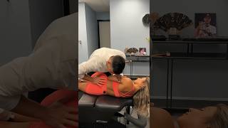 Костоправ избавил девушку от боли в спине (Credit - @Drtylerbigenho on YT) #костоправ #терапия