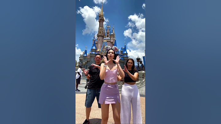Passando vergonha com dancinha Makeba na frente do Castelo da Disney #shorts