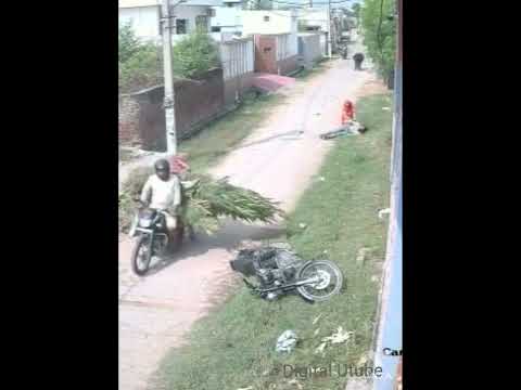 Angry Bull Attacks Bike | बुलेट चलाने वाले हो जाओ सावधान !! आवाज ले सकता है आपकी जान #bullet #viral