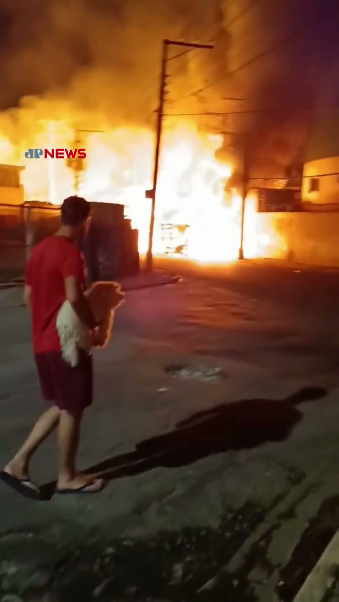 Caminhão explode após bater em muro de creche em SP e homem é encontrado carbonizado