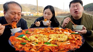 큼직하게 썬 앞다리살에 김장 김치 넣어 끓인 솥뚜껑 김치찌개!! (Spicy Pork and Kimchi Stew)요리&amp;먹방!! - Mukbang eating show