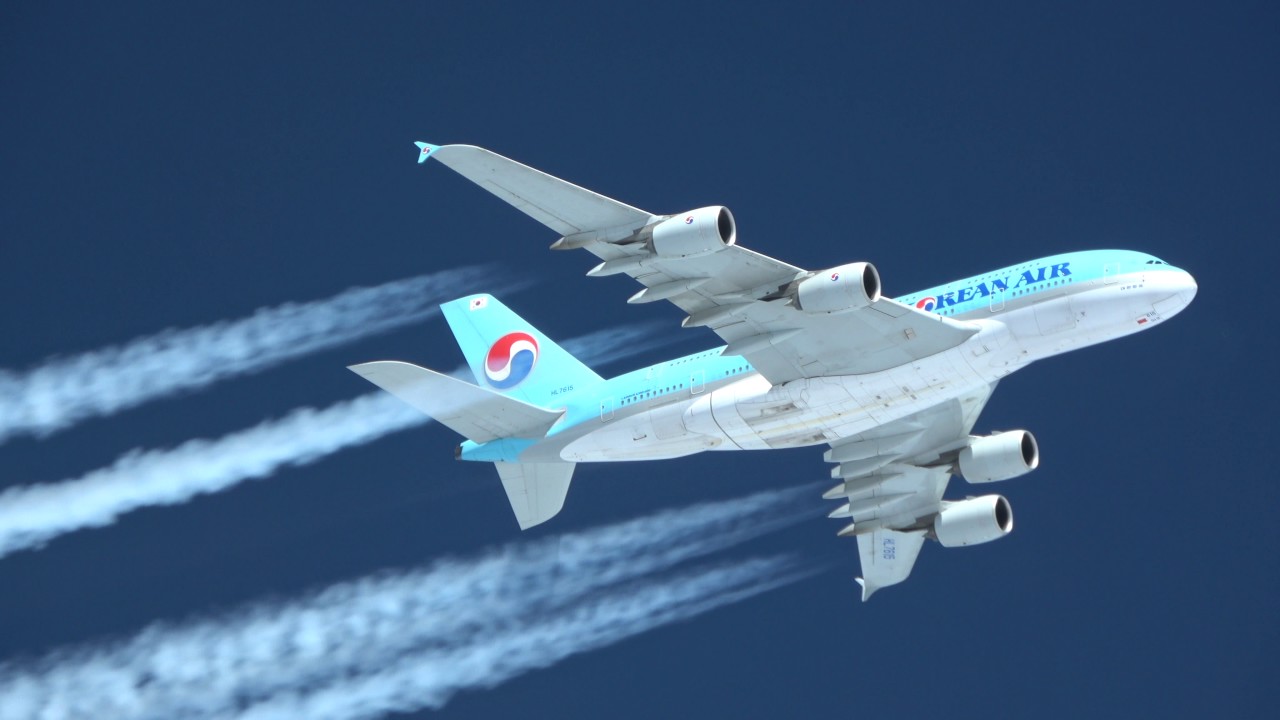 big airplanes Korean Airlines Airbus 380 Contrails (Up Close)