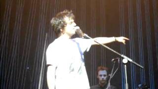 Jamie Cullum talks to the crowd at Le Zenith