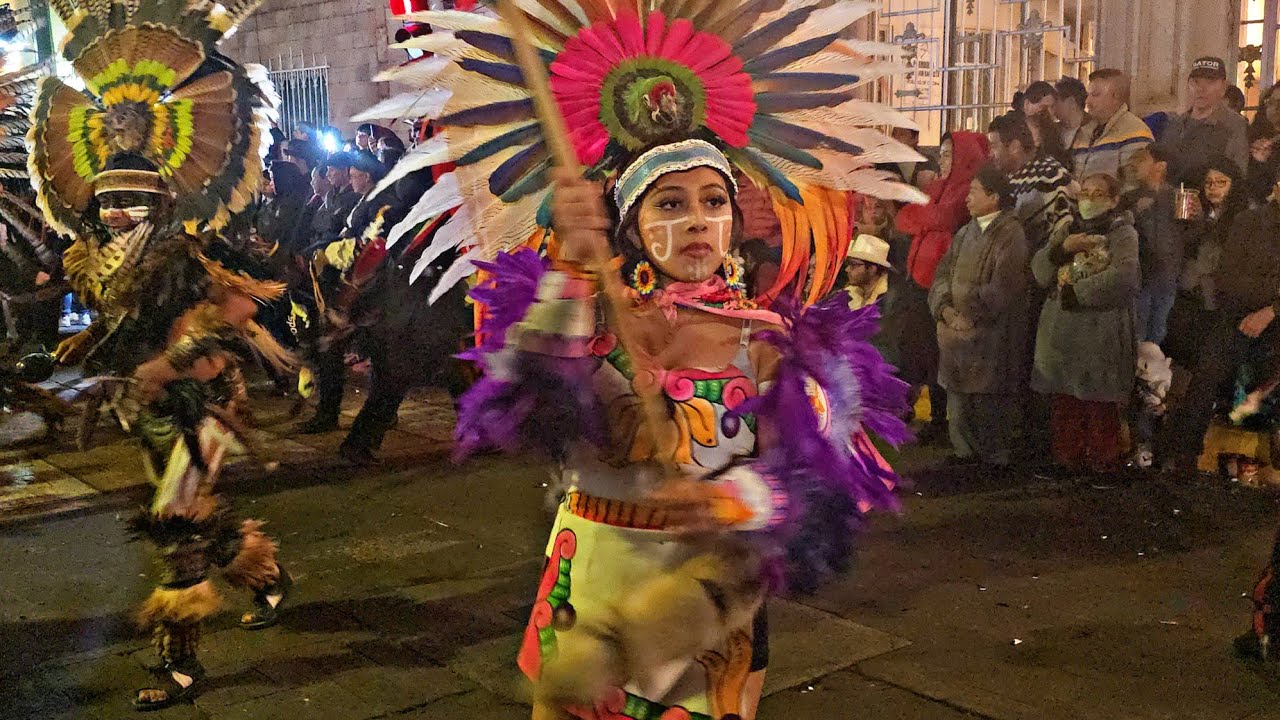 Danzas y carros alegóricos en Moroleon 