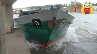 видео: Опасный момент! Баржа пробилась после удара о мостовую опору! картинка: Опасный момент! Баржа пробилась после удара о мостовую опору!