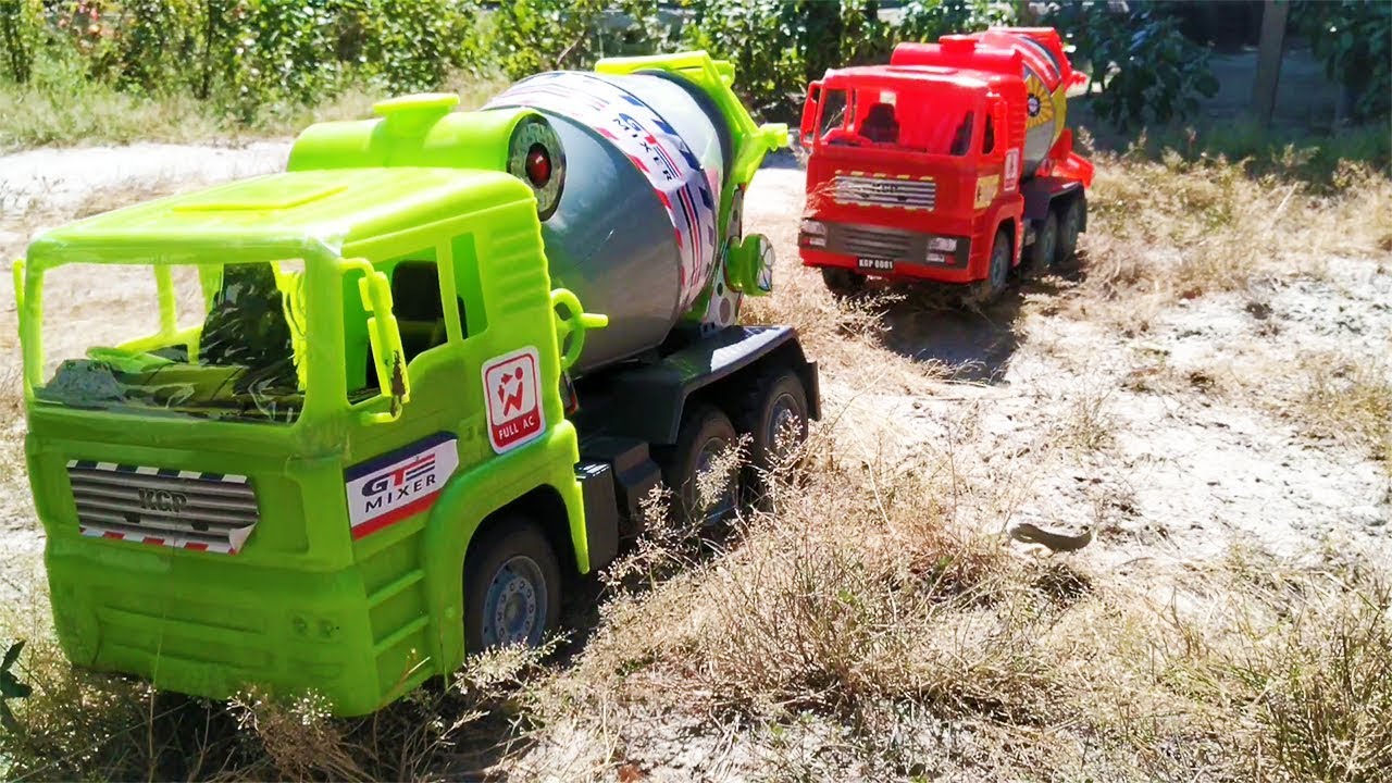 MOBIL TRUK  BEKO DAN MOBIL TRUK MOLEN COR  JALAN BERLUBANG 