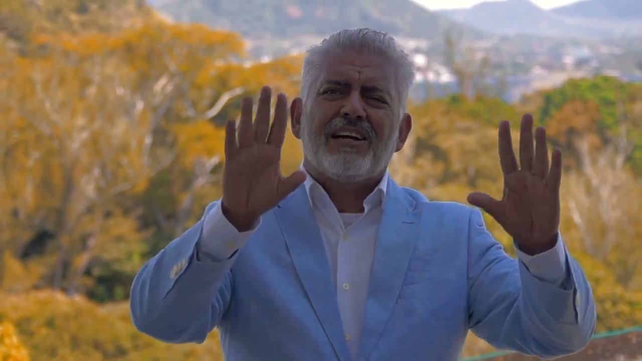 Mi viaje seguro - Eleazar Meza video oficial.