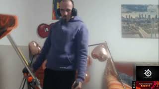 Bagieta Wjeżdża Z Kosiarą Do Pokoju