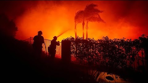 Tens of thousands flee forest fire near Los Angeles
