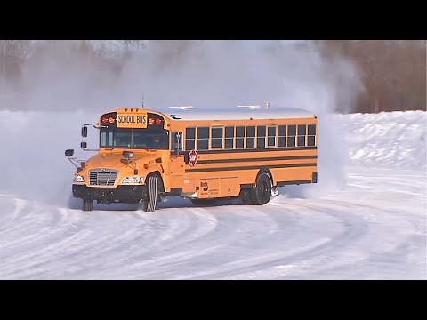 Video: Hoeveel zitplaatsen zijn er in een Bluebird-schoolbus?