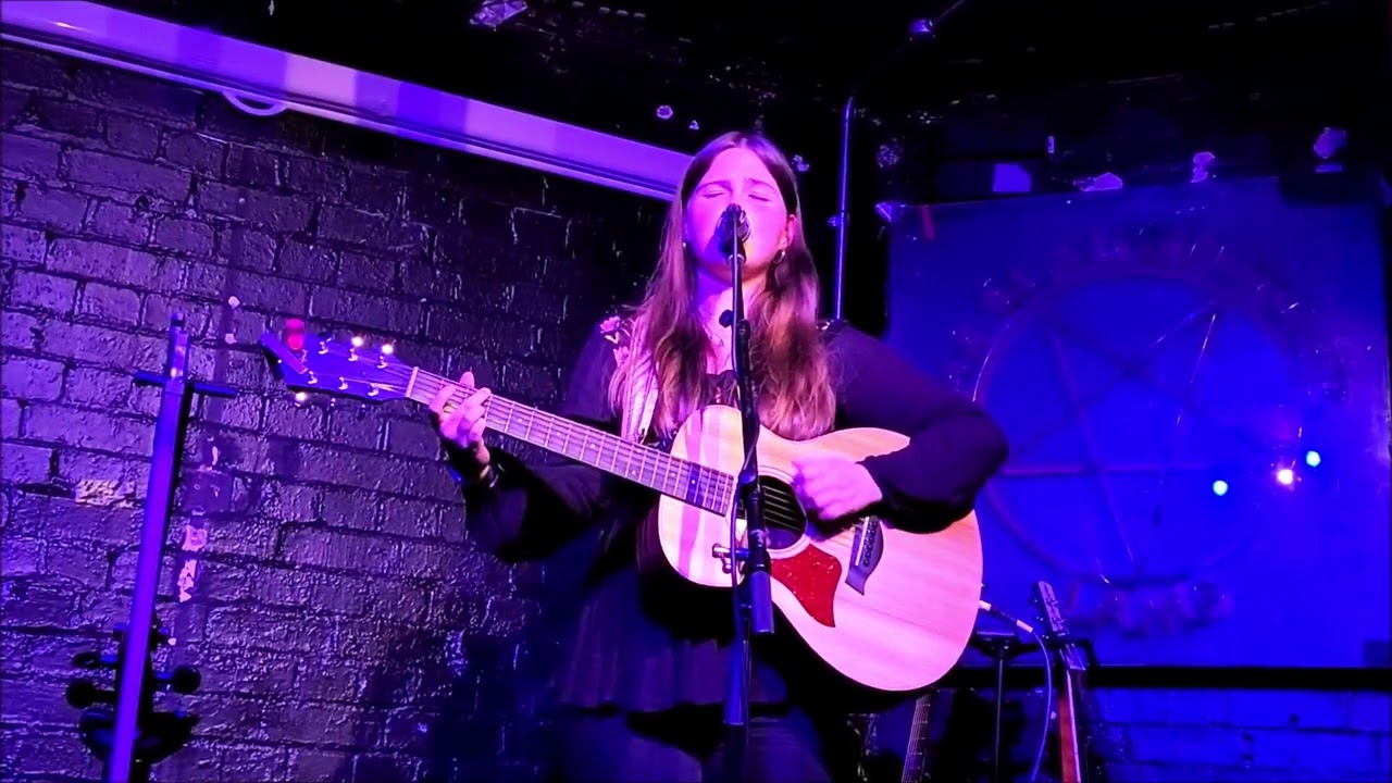 Lucy Grubb - Let Me Go @ The Slaughtered Lamb, London 03/11/22