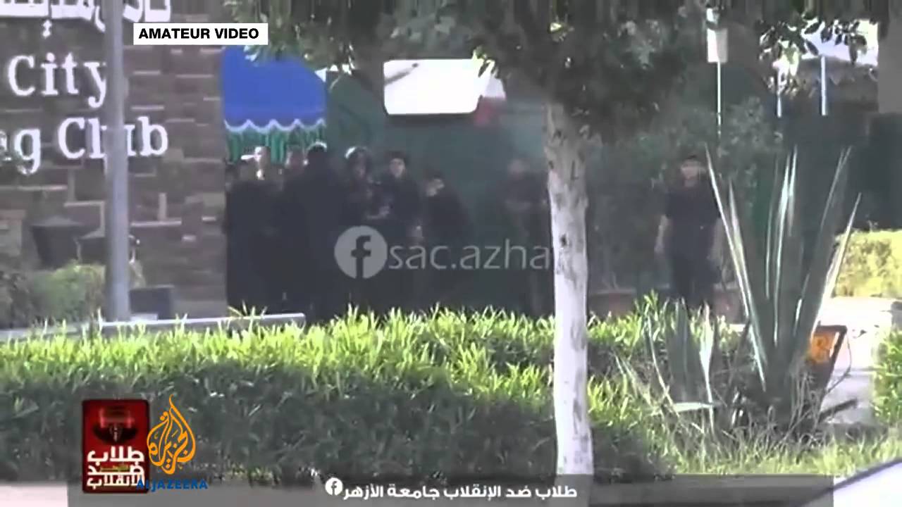 اشتبكت الشرطة المصرية مع طلاب مؤيدين لمرسي