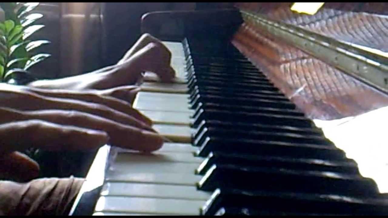 Gareth Emery feat. Christina Novelli Concrete Angel playing on piano